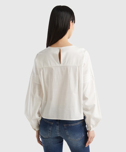 BENETTON (UNITED COLORS OF BENETTON)（ベネトンユナイテッドカラーズオブベネトン）の「プリーツ入りパフスリーブバックボタン長袖ブラウス（シャツ/ブラウス・レディース・ライトブルー/ホワイト・XX-SMALL/X-SMALL/SMALL/MEDIUM）」の7枚目の写真