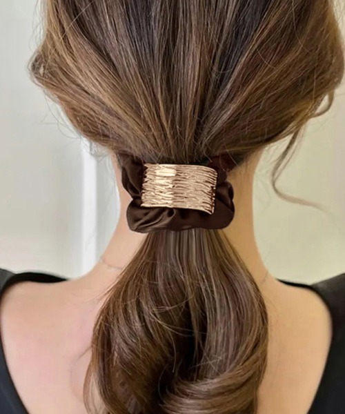 Miniministore（ミニミニストア）の「【新色追加】プレート付きシュシュ 大人っぽいヘアゴム（シュシュ・レディース・アイボリー/ブラック/パープル/ブラウン・FREE）」の3枚目の写真