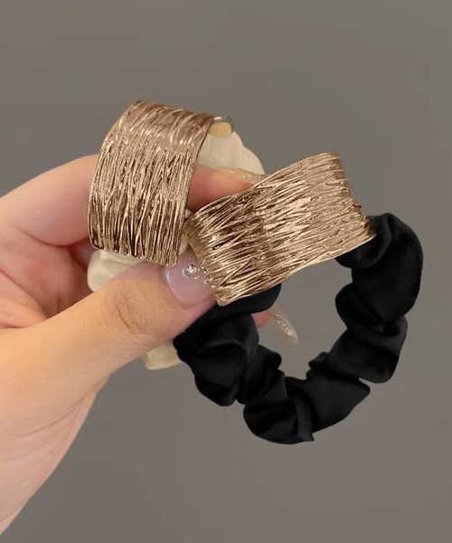 セール】【新色追加】プレート付きシュシュ 大人っぽいヘアゴム