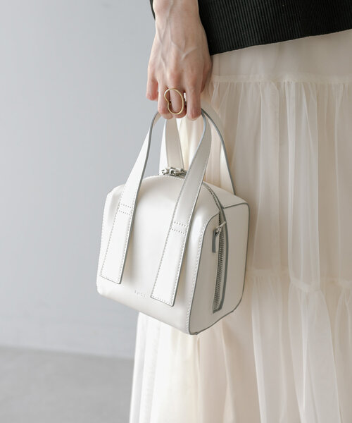 loti(ロティ)の「【3色展開】loti ボックスボストンBAG(トートバッグ・レディース・カーキ/ブラック/オフホワイト・ONE SIZE)」の2枚目の写真