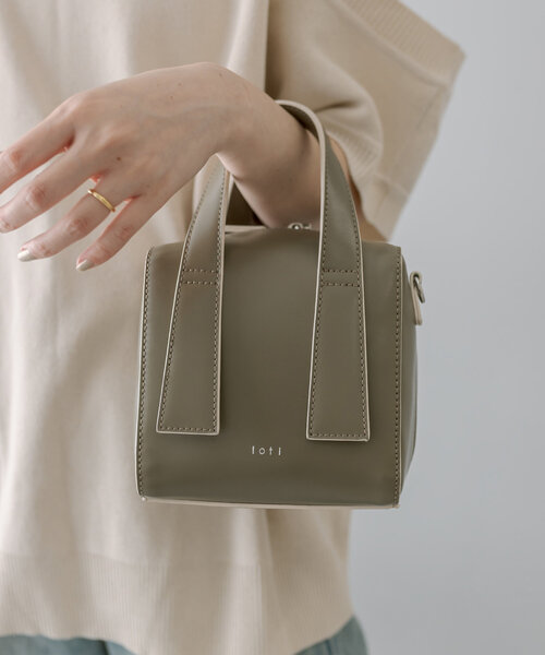 loti(ロティ)の「【3色展開】loti ボックスボストンBAG(トートバッグ・レディース・カーキ/ブラック/オフホワイト・ONE SIZE)」の3枚目の写真