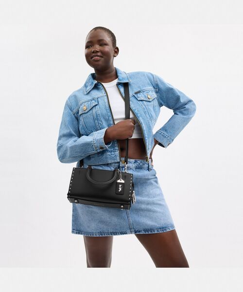 【COACH】2WAY！バゲット型 ローグハンドバッグ 26 リベット付き COACH】2WAY！バゲット型 ローグハンドバッグ 26 リベット付き