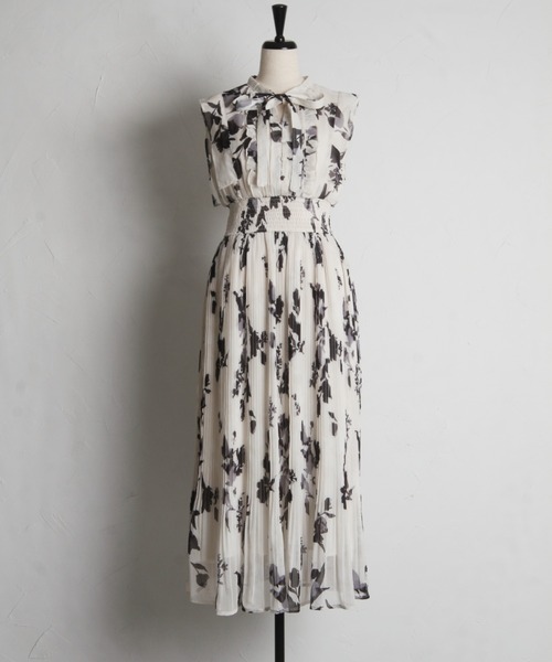 tocco closet(トッコ クローゼット)の「リボン付きウエストシャーリングフラワープリントプリーツワンピース(ワンピース・レディース・サックスブルー/ラベンダー/ブラック・M)」の11枚目の写真