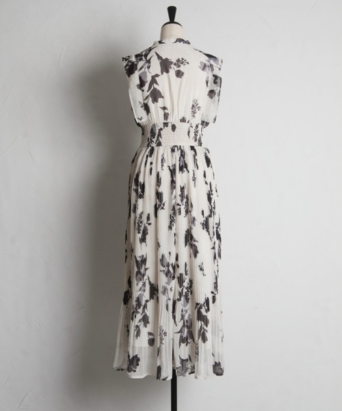 tocco closet(トッコ クローゼット)の「リボン付きウエストシャーリングフラワープリントプリーツワンピース(ワンピース・レディース・サックスブルー/ラベンダー/ブラック・M)」の9枚目の写真