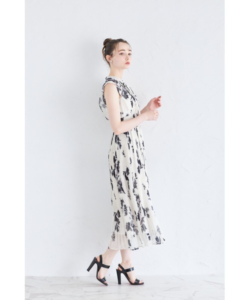 tocco closet(トッコ クローゼット)の「リボン付きウエストシャーリングフラワープリントプリーツワンピース(ワンピース・レディース・サックスブルー/ラベンダー/ブラック・M)」の16枚目の写真