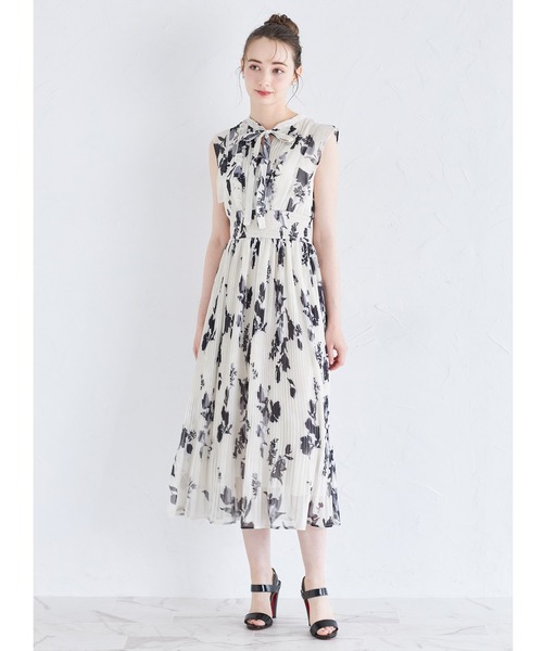 tocco closet(トッコ クローゼット)の「リボン付きウエストシャーリングフラワープリントプリーツワンピース(ワンピース・レディース・サックスブルー/ラベンダー/ブラック・M)」の15枚目の写真