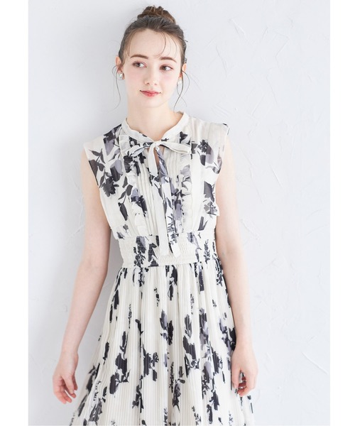tocco closet(トッコ クローゼット)の「リボン付きウエストシャーリングフラワープリントプリーツワンピース(ワンピース・レディース・サックスブルー/ラベンダー/ブラック・M)」の19枚目の写真