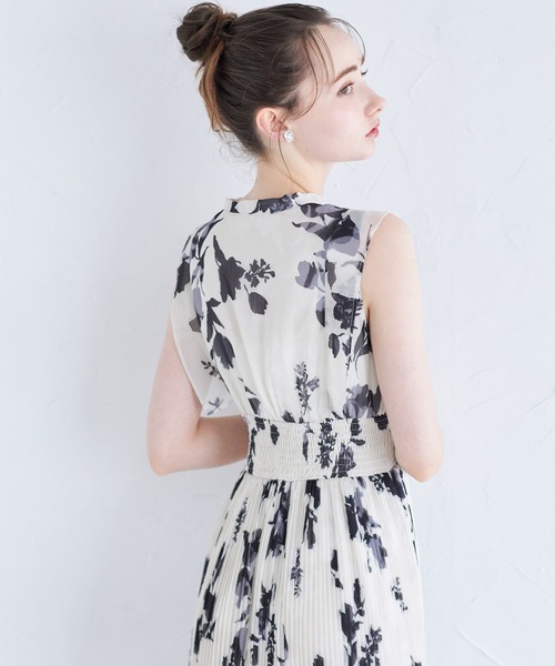 tocco closet(トッコ クローゼット)の「リボン付きウエストシャーリングフラワープリントプリーツワンピース(ワンピース・レディース・サックスブルー/ラベンダー/ブラック・M)」の21枚目の写真
