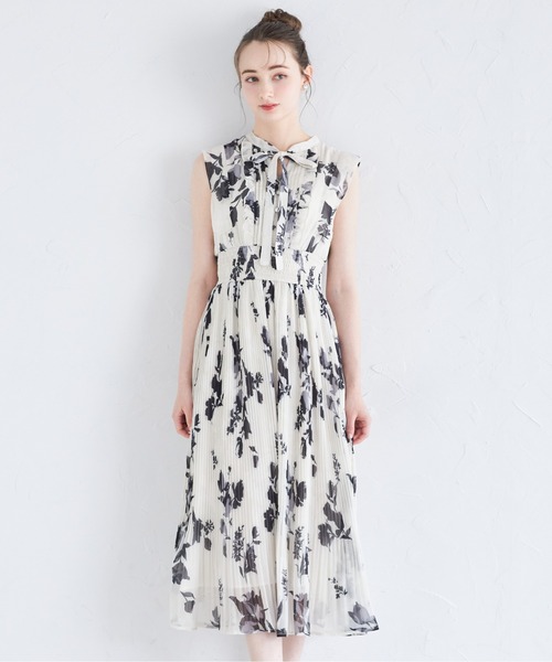 tocco closet(トッコ クローゼット)の「リボン付きウエストシャーリングフラワープリントプリーツワンピース(ワンピース・レディース・サックスブルー/ラベンダー/ブラック・M)」の18枚目の写真