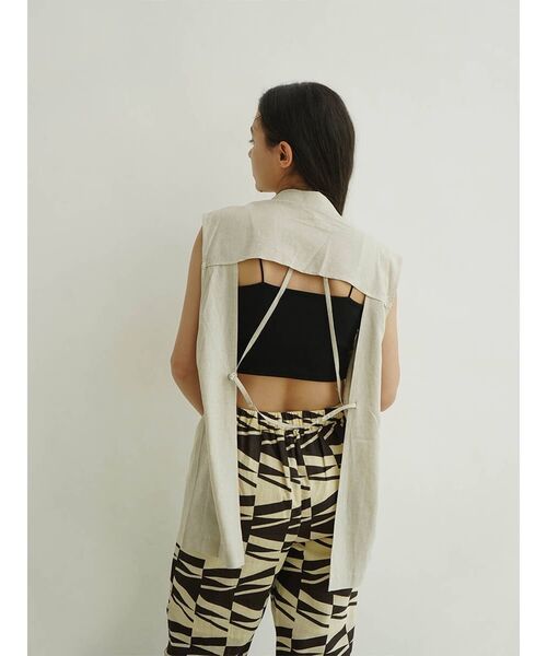 FIKA.（フィーカ）の「Back open gilet（ベスト・レディース・ベージュ/アイボリー/ブラック・MEDIUM）」の17枚目の写真