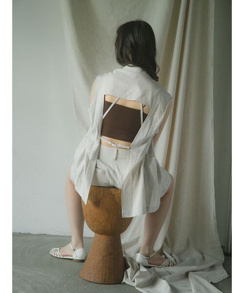 FIKA.（フィーカ）の「Back open gilet（ベスト・レディース・ベージュ/アイボリー/ブラック・MEDIUM）」の2枚目の写真