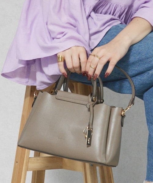 Ungrid（アングリッド）の「【Ungrid/アングリッド】キーチャーム付　軽量両アオリポケット2WAYバッグ（ハンドバッグ・レディース・アイボリー/グレイッシュベージュ/ブラック/ブラウン・FREE）」の4枚目の写真