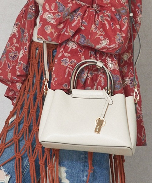 Ungrid（アングリッド）の「【Ungrid/アングリッド】キーチャーム付　軽量両アオリポケット2WAYバッグ（ハンドバッグ・レディース・アイボリー/グレイッシュベージュ/ブラック/ブラウン・FREE）」の2枚目の写真