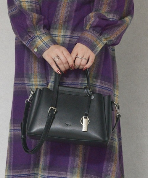 Ungrid（アングリッド）の「【Ungrid/アングリッド】キーチャーム付　軽量両アオリポケット2WAYバッグ（ハンドバッグ・レディース・アイボリー/グレイッシュベージュ/ブラック/ブラウン・FREE）」の3枚目の写真