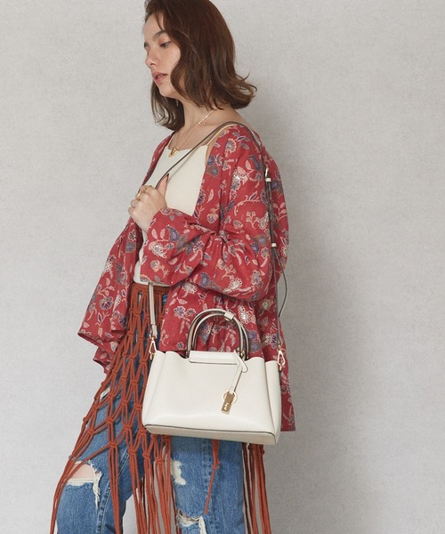 Ungrid（アングリッド）の「【Ungrid/アングリッド】キーチャーム付　軽量両アオリポケット2WAYバッグ（ハンドバッグ・レディース・アイボリー/グレイッシュベージュ/ブラック/ブラウン・FREE）」の5枚目の写真