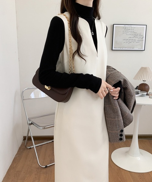 ABITOKYO（アビトーキョー）の「スキッパーロングジャンパースカート（ワンピース・レディース・ネイビー/ベージュ/モカ/ピンク/グリーン/ダークブラウン/カーキ/ブルーグレー/ブラック/アイボリー・L/M/S）」の2枚目の写真