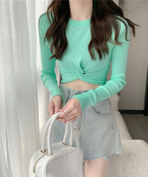 THISIS(ディスイズ)の「ツイストデザイン クロップドニットトップス(ニット/セーター・レディース・ピンク/ホワイト/ミント/オレンジ/ブラック/ブルー・FREE)」の3枚目の写真