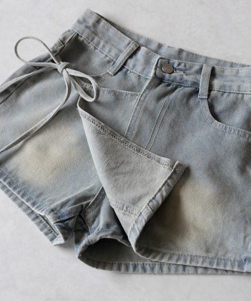 me+em select（ミームセレクト）の「【 ４size 】サイドリボンレイヤードウォッシュデニムミニスカパン ／　side ribbon layered wash denim mini skirt pants（デニムパンツ・レディース・ライトブルー・SMALL/MEDIUM/LARGE/X-LARGE）」の3枚目の写真