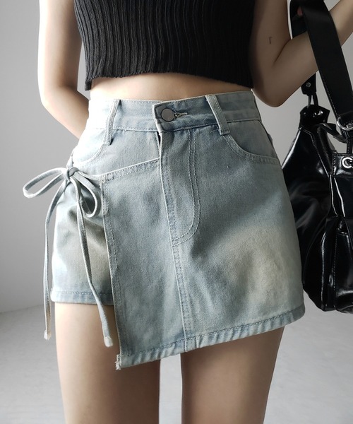 me+em select（ミームセレクト）の「【 ４size 】サイドリボンレイヤードウォッシュデニムミニスカパン ／　side ribbon layered wash denim mini skirt pants（デニムパンツ・レディース・ライトブルー・SMALL/MEDIUM/LARGE/X-LARGE）」の4枚目の写真