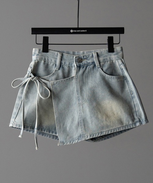 me+em select（ミームセレクト）の「【 ４size 】サイドリボンレイヤードウォッシュデニムミニスカパン ／　side ribbon layered wash denim mini skirt pants（デニムパンツ・レディース・ライトブルー・SMALL/MEDIUM/LARGE/X-LARGE）」の2枚目の写真