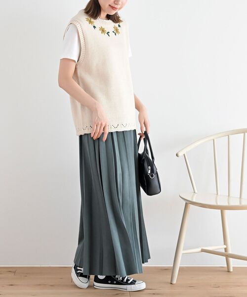 rps（アールピーエス）の「フラワー刺繍クルーネックニットベスト（ベスト・レディース・ブラック/アイボリー/マスタード/グレー・フリー）」の21枚目の写真