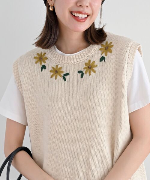rps（アールピーエス）の「フラワー刺繍クルーネックニットベスト（ベスト・レディース・ブラック/アイボリー/マスタード/グレー・フリー）」の22枚目の写真