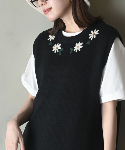 rps（アールピーエス）の「フラワー刺繍クルーネックニットベスト（ベスト・レディース・ブラック/アイボリー/マスタード/グレー・フリー）」の6枚目の写真