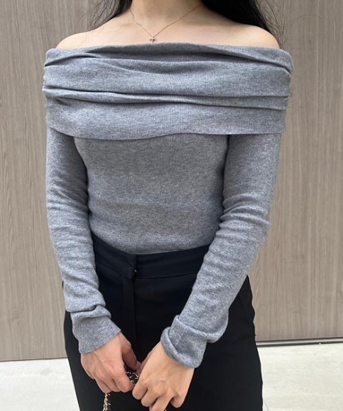 MODE ROBE(モードローブ)の「オフショルデザインニットトップス(ニット/セーター・レディース・グレー/アイボリー/ブラック・FREE)」の1枚目の写真
