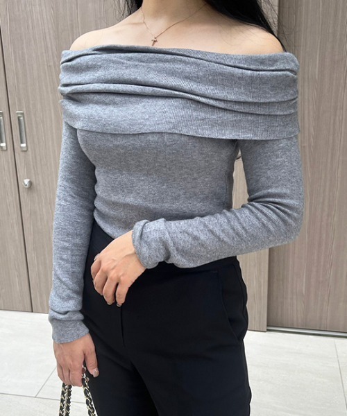 MODE ROBE(モードローブ)の「オフショルデザインニットトップス(ニット/セーター・レディース・グレー/アイボリー/ブラック・FREE)」の8枚目の写真