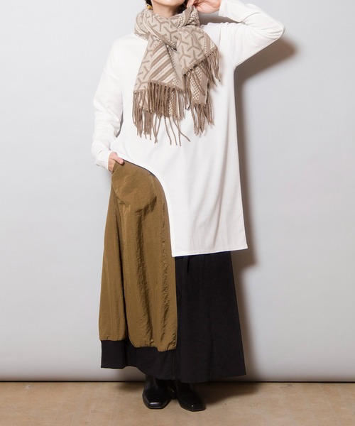 OSMOSIS(オズモーシス)の「アシンメトリーヘムプルオーバー(Tシャツ/カットソー・レディース・オリーブ/ブラック/ブルー/ホワイト・ONE SIZE)」の12枚目の写真