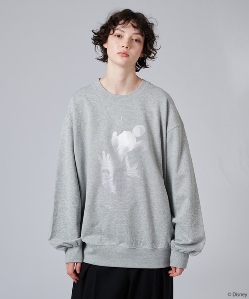 ONCILY（オンシェリー）の「【 Disney / Mickey Mouse 】SILHOUETTE MOTIF SWEAT / 【 ディズニー / ミッキーマウス 】シルエットモチーフスウェット（スウェット・メンズ・ネイビー/イエロー/グレー系その他/シルバー/グレー・MEDIUM/LARGE/SMALL）」の6枚目の写真