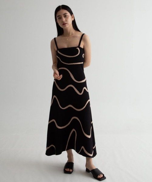 Uenui(ウニュイ)の「【ZOZO限定】ウェーブ パターン ニットワンピース キャミワンピース(ワンピース・レディース・ブラック/ブルー/グリーン・FREE)」の2枚目の写真