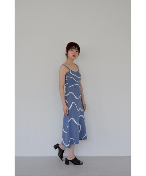 Uenui(ウニュイ)の「【ZOZO限定】ウェーブ パターン ニットワンピース キャミワンピース(ワンピース・レディース・ブラック/ブルー/グリーン・FREE)」の13枚目の写真