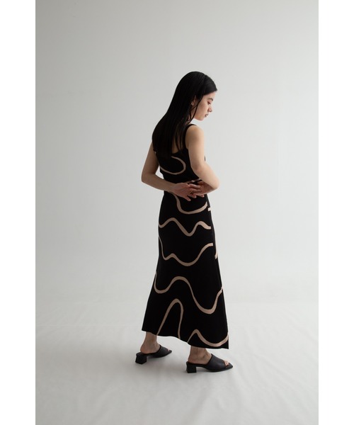 Uenui(ウニュイ)の「【ZOZO限定】ウェーブ パターン ニットワンピース キャミワンピース(ワンピース・レディース・ブラック/ブルー/グリーン・FREE)」の6枚目の写真