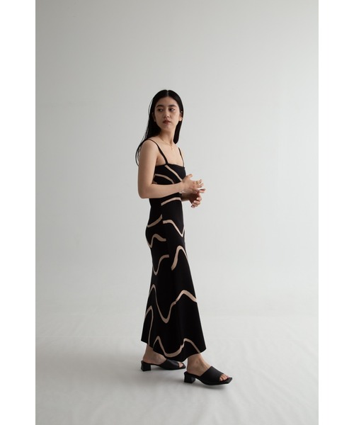 Uenui(ウニュイ)の「【ZOZO限定】ウェーブ パターン ニットワンピース キャミワンピース(ワンピース・レディース・ブラック/ブルー/グリーン・FREE)」の5枚目の写真