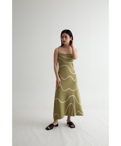 Uenui(ウニュイ)の「【ZOZO限定】ウェーブ パターン ニットワンピース キャミワンピース(ワンピース・レディース・ブラック/ブルー/グリーン・FREE)」の8枚目の写真