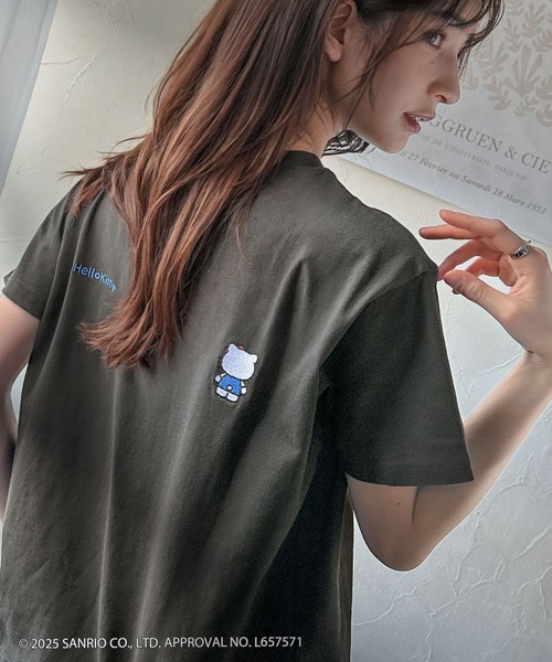sanrio(サンリオ)の「【Sanrio characters/サンリオキャラクターズ】大人っぽく推せる。綿100%バックサンリオキャラ刺繍半袖コンパクトTシャツ(半袖)(Tシャツ/カットソー・レディース・ホワイト/オートミール/チャコール・X-LARGE/SMALL/MEDIUM/LARGE)」の2枚目の写真