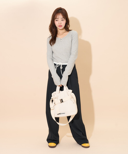 OUTDOOR PRODUCTS（アウトドアプロダクツ）の「OUTDOOR PRODUCTS × PUBLUX/アウトドアプロダクツ 別注ベルト付きパデッドトートバッグ Sサイズ　限定展開（ショルダーバッグ・レディース・オフホワイト/シルバー/ブラック/ネイビー/ブラウン・ONE SIZE）」の18枚目の写真