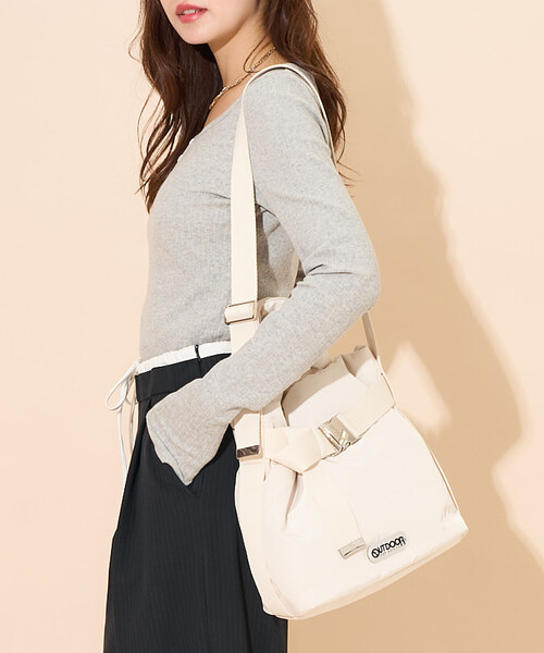 OUTDOOR PRODUCTS（アウトドアプロダクツ）の「OUTDOOR PRODUCTS × PUBLUX/アウトドアプロダクツ 別注ベルト付きパデッドトートバッグ Sサイズ　限定展開（ショルダーバッグ・レディース・オフホワイト/シルバー/ブラック/ネイビー/ブラウン・ONE SIZE）」の15枚目の写真