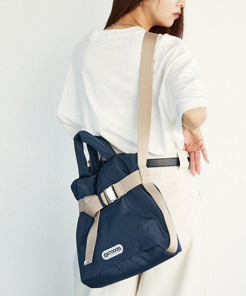 OUTDOOR PRODUCTS（アウトドアプロダクツ）の「OUTDOOR PRODUCTS × PUBLUX/アウトドアプロダクツ 別注ベルト付きパデッドトートバッグ Sサイズ　限定展開（ショルダーバッグ・レディース・オフホワイト/シルバー/ブラック/ネイビー/ブラウン・ONE SIZE）」の8枚目の写真