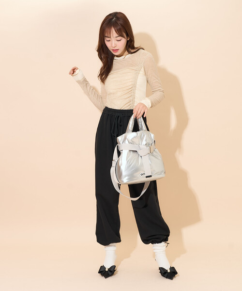 OUTDOOR PRODUCTS（アウトドアプロダクツ）の「OUTDOOR PRODUCTS × PUBLUX/アウトドアプロダクツ 別注ベルト付きパデッドトートバッグ Sサイズ　限定展開（ショルダーバッグ・レディース・オフホワイト/シルバー/ブラック/ネイビー/ブラウン・ONE SIZE）」の18枚目の写真