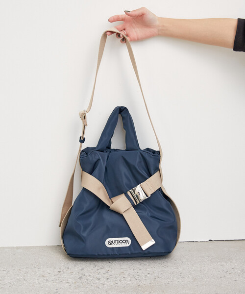 OUTDOOR PRODUCTS（アウトドアプロダクツ）の「OUTDOOR PRODUCTS × PUBLUX/アウトドアプロダクツ 別注ベルト付きパデッドトートバッグ Sサイズ　限定展開（ショルダーバッグ・レディース・オフホワイト/シルバー/ブラック/ネイビー/ブラウン・ONE SIZE）」の11枚目の写真