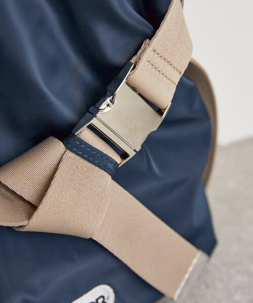 OUTDOOR PRODUCTS（アウトドアプロダクツ）の「OUTDOOR PRODUCTS × PUBLUX/アウトドアプロダクツ 別注ベルト付きパデッドトートバッグ Sサイズ　限定展開（ショルダーバッグ・レディース・オフホワイト/シルバー/ブラック/ネイビー/ブラウン・ONE SIZE）」の10枚目の写真