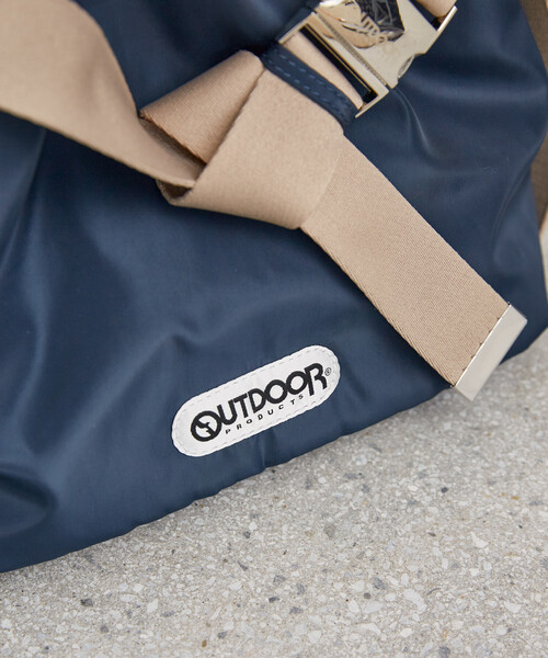 OUTDOOR PRODUCTS（アウトドアプロダクツ）の「OUTDOOR PRODUCTS × PUBLUX/アウトドアプロダクツ 別注ベルト付きパデッドトートバッグ Sサイズ　限定展開（ショルダーバッグ・レディース・オフホワイト/シルバー/ブラック/ネイビー/ブラウン・ONE SIZE）」の9枚目の写真