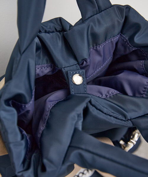 OUTDOOR PRODUCTS（アウトドアプロダクツ）の「OUTDOOR PRODUCTS × PUBLUX/アウトドアプロダクツ 別注ベルト付きパデッドトートバッグ Sサイズ　限定展開（ショルダーバッグ・レディース・オフホワイト/シルバー/ブラック/ネイビー/ブラウン・ONE SIZE）」の8枚目の写真