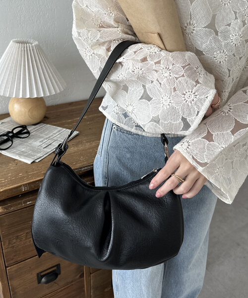 DISCOAT(ディスコート)の「タックデザインバッグ(ハンドバッグ・レディース・ブラック/ブラウン/ベージュ・FREE)」の4枚目の写真