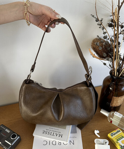 DISCOAT(ディスコート)の「タックデザインバッグ(ハンドバッグ・レディース・ブラック/ブラウン/ベージュ・FREE)」の9枚目の写真