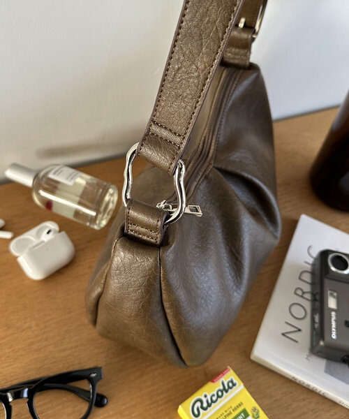 DISCOAT(ディスコート)の「タックデザインバッグ(ハンドバッグ・レディース・ブラック/ブラウン/ベージュ・FREE)」の10枚目の写真