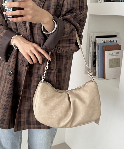 DISCOAT(ディスコート)の「タックデザインバッグ(ハンドバッグ・レディース・ブラック/ブラウン/ベージュ・FREE)」の15枚目の写真