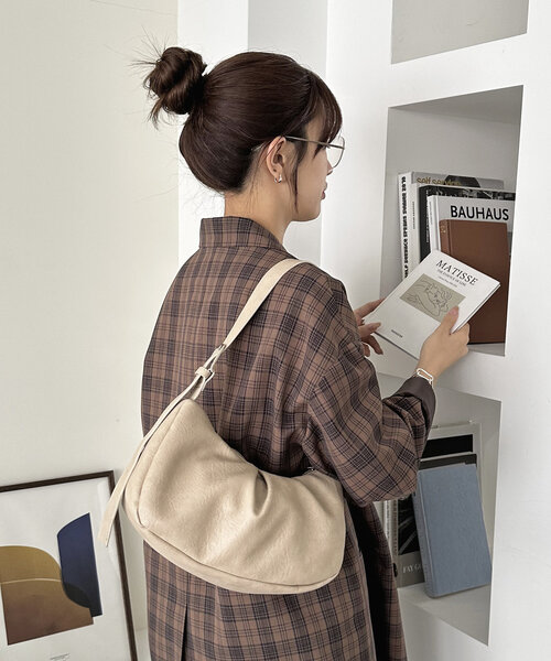 DISCOAT(ディスコート)の「タックデザインバッグ(ハンドバッグ・レディース・ブラック/ブラウン/ベージュ・FREE)」の16枚目の写真